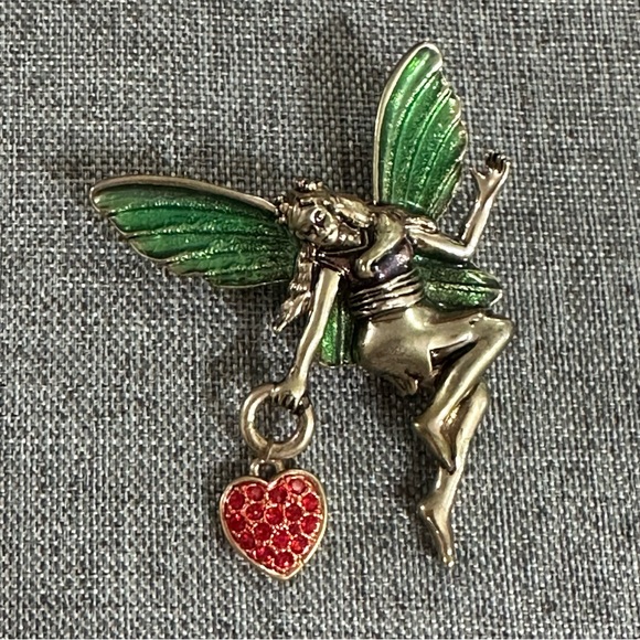 Cute fairy pin with green wings and red heart charm - Picture 1 of 4